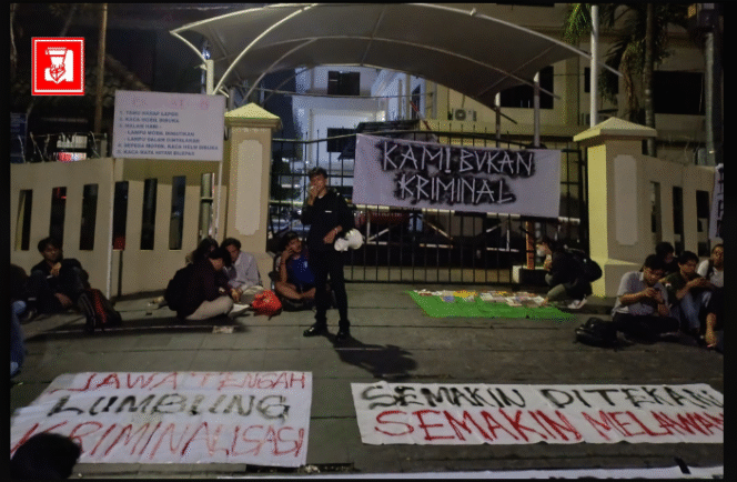 
					Aksi unjuk rasa di depan  depan Polrestabes Semarang meminta agar Fathul Munif dan Adetya Pramandira dibebaskan, Kamis, 27 November 2025. Mereka mendesak polisi melepas tanpa syarat dua aktivis lingkungan. Foto: amanat.id