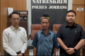 Petugas kespolsian Polres Jombang berhasil mengindenfikasi dan meringkus pelaku pembuang limbah ayam potong dari atas jembatan Brantas, Ploso Jombang. Pria ini setelah  ini setelah diperiksa membuat pengakuan dan meminta maaf tidak mengulangi perbuatannya. Foto: Dok/Polres Jombang