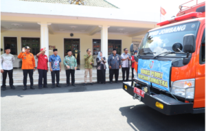 Bupati Jombang H Warsubi bersama Sekda Jombang Agus Purnomo bersama kepala OPD, melepas truk BPBD penangkut bahan batuan  bahan antura serta obat-oabatan plus Rp 1 m, ke lokasi bencana Aceg, Sumut dan Sumber, Jumat 12 Desember 2025. Foto: Diskominfo Pemkab Jombang
