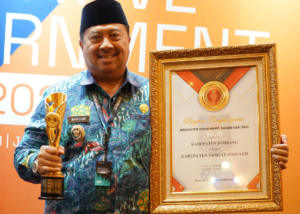Pemkab Jombang pada kahir tahun 2025 ini, banyak menerima penghargaan atas prestasi yang diraih. Rabu, 10 Desember di Jakarta, Buapti Warsubi menerima penghargaan sebagai daerah 'Sangat Inovatifve' di ajang AIGa 2025. Foto: Jombangkabgo.id