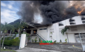 Kebakaran besar menimpa sebuah pabrik sepatu PT Karya Mekar Dewatawali di Mojongapit, Jombang, pada 20 Desember 2025. Damkar kerahkan 5 unit pemadam, dan pemasok ari, api bisa dikuasai membutuhkan waktu sekitar 5 jam. Foto: Instagram@kabarjombang