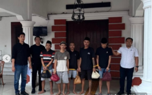 Polisi menyerahkan lima tersangka dan BAP dalam kasus pencurian motor di desa Kedungmaling, kecamatan Sooko, Jumat, 12 Desember 2025. Kasus ini terjadi September 2025. Foto: Instagram@kabarmojokerto