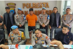 Terangka Brigda M Seli, dihadapkan di depan wartawan dalam konferensi pers, Jumat, 26 Desember 2025. Polisi Banjarbaru ini ditangkap oleh aparat kepolsian sebagai tersangka pembunuhan mahasiswa ULM, bernama Zahra Dilla, 20, Foto: kalimantanlive.com