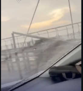 Dalam suasana hujan lebat, sebuah tiang listrik di di tengah jembatan Suramadu roboh, menyebabkan terjadi kemacetan panjang. Teritama dari arah Surabaya ke Bangkalan, Minggu sore, 21 Desember 2025. Fot: Karimata_media