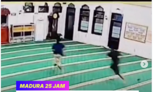 Foto hasil tangkap layar video Instgaram@madura25jam, berupajan CCTV dari masjid Al-Istinaha, Jl. Rajawali, Sampang Madura. Muncul suara pengumuman lewat TOA Masjid itu teriakan Kiamat...kiamat! Membuat warga panik. Foto: tangkap layar video Instagram@madura25jam