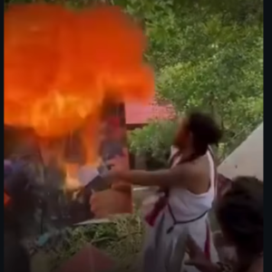 Sejumlah orang warga Kamboja membentuk pasukan khusus diberi nama The Libnrarians, mereka terdiri dari banyak ahli spiritual melakukan ritual. Ritual itu disebutkan ditujukan untuk menyerang jenderal Thailand, menggunakan almu batin. Foto: tangkap layar video Instagram@konteskcoid