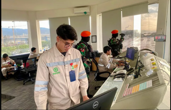 
					Pemerintah mulai menempatkan Satuan Tugas (Satgas) Terpadu di Bandara IMIP, Morowali, terbukti pada hari Jumat 5 Desember 2025, telah menangkap seorang warga RRT berinisial MY, saat akan membawa keluar 9 kantong biji nikel. Foto: dos/Satgas Terpadu