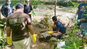Tim Inafis tengah melakukan pemeriksaan atas temuan jasad seorang wanita di bawah jembatan kota Baubau, 21 Desember 2025. Kasus ini diserahkan ke Dempon Baubau. Foto: Dok/Ist