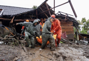 Ribuan relawan dari berbagai macam lapisan di bawah koordinasi Basarnas, BNPB, TNI, dan Polri bekerja sangat keras untuk melakukan pertolongan dan evakuasi korban banjir bandang di Sumatera da Aceh. Foto: antara