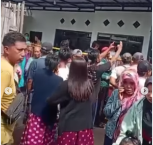 Warga tetangga korban berduyun-duyun mendatangi rumah Hasim yang ditemukan tewas bersama isri siri dan anak ditinya di Dusun Watuketu, desa Demung  Kecamatan Besuki, Kabupaten Situbondo, Jawa Timur, terjadi rajapati tiga orang sekeluarga tewas di rumah  Minggu sekitar 07.00 WIB, 28 Desember 2025.​ Foto: Instagram@kriminews