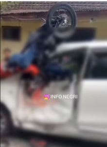 Pemotor dan motornya hingga menimpa di atas kap mobil., dalam insiden kecelakaan di Jalur Klemuk, Jalan Raya Rajekwesi, Desa Songgokerto, Kecamatan Batu, Kota Batu, pada 28 Desember 2025. Melibatkan sepeda motor Honda Beat (N 4079 ACI) dan mobil Toyota Avanza (N 1519 GE).  Foto: Instagram@info.negri