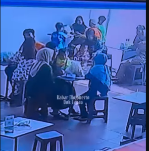 RDN, 24, sambil gendong anak dan ibunya, besuk suami bernama SPI. Tertangkap membawa sabu 9.44 gr saat besuk ke LP Kota Mojokerto, Senin 29 Desember 2025. Foto: tangkap layar video Instagram@kabaramojokerto.id