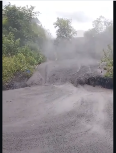 Dalam cuaca hujan deras, lahar gunung Semeru meluber lagi, melalyu sungai Regoyo hingga menyentuh desa Desa Jugosari, Kecamatan Candipuro, yang menjadi nara sumber berita banjir lahar Semeru. Foto: Instagram@medos_meledak789 