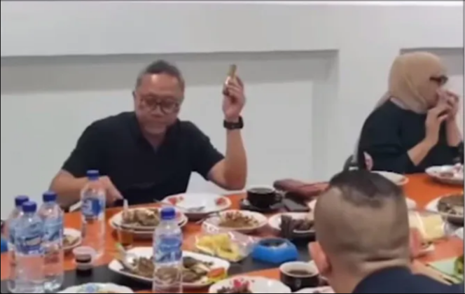 
					Beginilah gaya makan Menko Zulkifli Hasan saat makan di rumah makan makan mewah kawasan Kuta Blang, Bireuen, Aceh. Usai melakukan keunjungan kerja ke lokasi bencana wilayah Bireun dan Aceh Tamiyang. Foto: Tangkap layar video Youtube@tribunnews