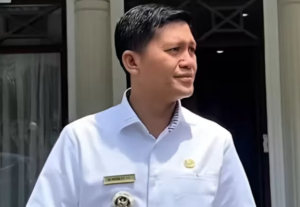 Bupati Aceh Selatan Mirwan MS, diajtuhi sanksi permberhentian sebagai bupati Aceh Selatan, selama tiga bulan. Karena nekad berangkat umrah tanpa izin dari Mendagri, pada saat wilayahnya terkena bancana banjir dan longsor. Foto: cna.id
