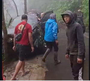 Kecelakaan tunggal diduga rem blong, saat sebuah Fortuner dikemudian oleh Kobes Pol Edi Djunaedi terperosok masuk jurang dari tanjakan Wedi Ireng, Bromo, Senin 15 Desember 2025. Dalam persitiwa ini dua dari enam penumpang meninggal dunia. Foto: Instagram@wartabromo