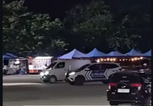 Dua unit mobil lantas Polres Paser, Kalimantan Timur, berusaha menghentikan kendaraan Grand Max putih, tetapi kendaraan itu lincah berhasil meloloskan diri. Sopirnya, ternyata remaja bawah umur diduga terpenggaruh alkohol. Foto: Instagram@kriminews