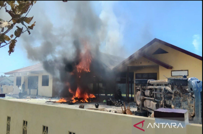 
					Warga membakar kantor Polsek Muara Batang Gadis di Kabupaten Mandailing Natal Madina), Sumatera Utara, pada Sabtu, 20 Desember 2025. Insiden ini dipicu kekecewaan masyarakat Desa Singkuang terhadap polisi yang diduga melepaskan seorang pria terduga bandar narkoba setelah diamankan. Foto: antara