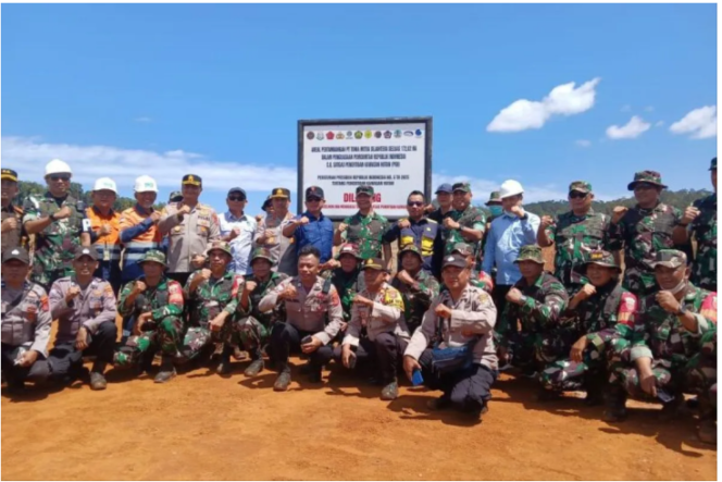 
					Satgas PKH melakukan penyegelan lokasi tambangan nikel milik PT Tonia Mitra Sejahtera di pulau kaena, Sulawesi Utara milik istri Gubernur, juga dikenai denda Rp 2 triliun. Foto: Dok/Satgas PKH