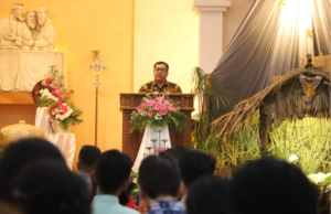 Bupati H Warsubi bersama seluruh pejabat Fokopimda Jombang melakukan kunjungan ke gereja-gereja pada Malam Natal 2025. Ia memberikan ucapan selamat Natal. Foto: Swarajombang.com/elok apriyanto