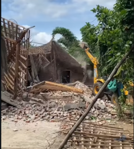 Gegara istri ketahuan selingkuh dengan pria lain (PIL), proses cerai. Urusan rumah gono gini ruwet, suami akhirnya gunakan alat berat robohkan rumah di Dukuh Bulu, Desa Crabak, Kecamatan Slahung, Ponorogo, pada Minggu,  28 Desember 2025. Foto: Instagram@liputanponorog 