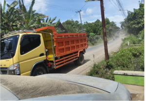 Warga mengeluh sudah lama mengalami gangguan debu, keamanan dan kenyaman akibat aktivitas tambang galian C di desa karangpakis, Kabuh, Jombang. Foto: swrarajombang.com/ elok apriyanto