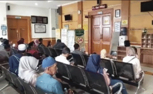 Pengadilan Agama (PA) di Garut, hampir setipa hari dipenuhi oleh warga yang yang sedang bersmalaha, termasuk gugatan cerai, tahun ini mendekati 6.000 orang mengajukan gugatan cerai, Foto: iNews