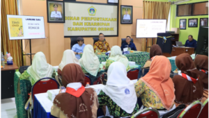 Wabup Gresik saat peluncuran buku Antologi Cerita Pendek (Cerpen) berjudul “Jejak Kata Remaja” hasil karya siswa SMP/MTs dari beberapa sekolah. Foto: Istimewa
