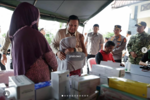 Presiden Prabowo untuk kedua kalinya, melakukan kunjungan kerja ke Aceh, merespon dampak kerusakan bencana banjir bandang. Minggu 7 Desember 2025, Prabowo ke Bireuen. Ia pun memeluk warga korban bencan di Aceh Tenggara, dalam kunjungan pekan lalu. Foto: Instagram@prabowo