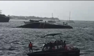 Diduga diamuk badai, sebuah kapal  pinisi yang sesang lego di pantai Serangan, Denpasar Bali, ambruk dan tenggelam, Sabtu 27 Desember 2025. Foto: Ist, 