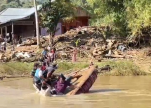 Dewtik-detik rakit darurat ditumpang delapan orang rombongan Wakil Gubernur Aceh, oleng dan terbalik di tengah sungai, Minggu 21 Desember 2025. Seluruh korban berhasil diselematkan dan tidak ada yang mengalami luka. Foto: Instagram@NTVnews.id