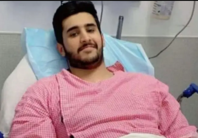 
					Askar Masjidil Haram bernama Rayan bin Saeed Al-Asiri mempertaruhkan keselamatannya untuk menahan jatuhnya pria yang nekad menjatuhkan diri dari lantai IV Masjidil Haram, Kamis, 25 Desember 2025. Foto: Instagram@ndhy6562