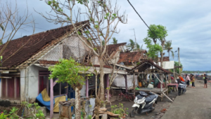Puluhan rumah mengalamai kerusakan berat dan ringan, akibat diterjang puting beliung di wilayah Pantai Rindu, Bangkalan, Madura, yang terjadi Minggu sore, 21 Desember 2025. Foto: Instagram@bangkalankekinian