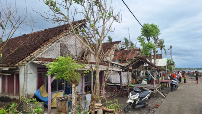 
					Puluhan rumah mengalamai kerusakan berat dan ringan, akibat diterjang puting beliung di wilayah Pantai Rindu, Bangkalan, Madura, yang terjadi Minggu sore, 21 Desember 2025. Foto: Instagram@bangkalankekinian