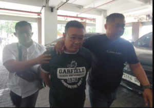 Pasca viral video wawali Surabaya menemui nenek Elina Widjayanti, 80 dan Samuel Ardi Kristanto, 44,dalam tempo lima hari polisi bergerak menankap Samuel. Ia ditetapkan sebagai tersangka dalam kasus pengusiran dan perobohan rumah nenek Elina. Penangkapan dilakukan Senin, 29 Desember 2025. Foto: Ist