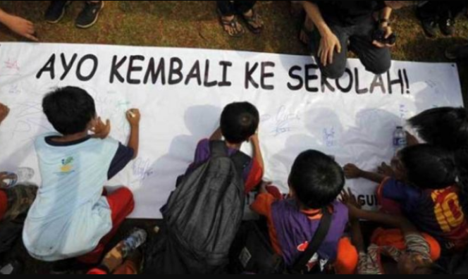 
					Sekolah adalah bekal masa depan, putus sekolah berarti hilang harapan. Pemkab Jombang memberlakukan sekolah gratis, akan tetapi masih ada 384 anak putus sekolah di tingkat SMP. Menurut Dikbud Jombang , faktor utamanya karena ekonomi keluarga. Foto: yousay.id