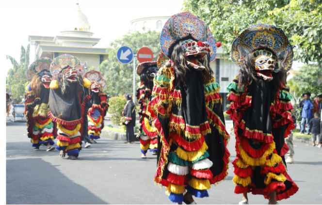 
					Kirtab Budaya menampilkan 15 kelompok seniman Jarana Dor Jombang, memeriahlkan acara Cara Free Day dilaksanakan, Minggu, 7 Desember 2025. Melakukan pawai dari lapangan upacara pemkab hingga ke Sentra Kuliner Ahmad Dahlan Jombang. Fotol Jombangkab.go.,id