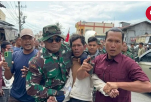 Di tengah tengah aksi unjuk rasa bawa bendera GAM, pasukan TNI meringkus seorang terduga provokator di Lhokseumawe, Acehu, Kamis 25 Desember 2025. Foto: Ist