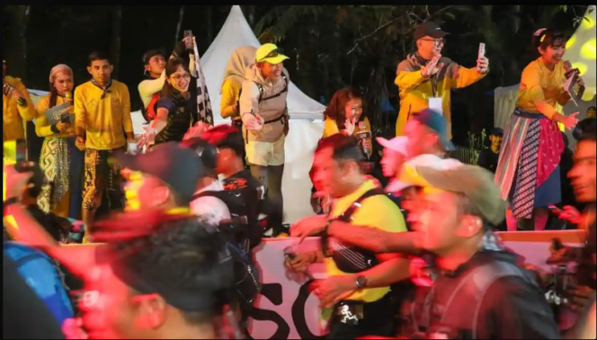 
					Kemeriahan dan semangat lebih dari 5.000 peserta lomba lari Sisksorogo Lawu 2025, Miinggu 7 Desember 2025. Duka menyelimuti acara, saat ada dua peserta meninggal dunia, akibats erangan jantung. Foto: dok/ panitia Siksorogo Lawu 2025 