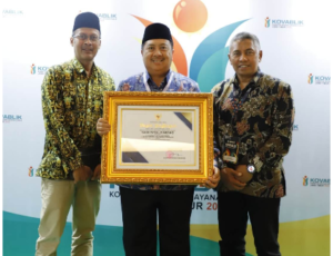 Bupati Jombang H Warsubi pulang membawa piagam penghargaan dari Pemprov Jatim lewat layanan digital publik bernama SI-LAJANG dalam kategori Transformasi Digital Pelayanan Publik. 2025. Foto: Diskominfo Pemkab Jombang