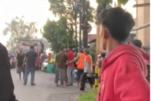 Warga masyarakat berusaha melerai perkelahian antara sopir dan kernet melawan dua orang relawan pengatur lalu lintas (Supelas) di simpang empat Dusun Sedamar, Desa Talunkidul, Kecamatan Sumobito, Kabupaten Jombang, pada Selasa 23 Desember 2025 sore kemarin. Foto: swarajombang.com/ elok apriyanto
