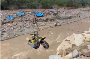Wakil Bupati Aceh Tengah, Muchsin Hasan, nyaris tercebur ke sungai Bergang, pada saat menggunakan tali sling penyebeanga, Rabu siang, 24 Desember 2025, ketika akan melakukan peninjauan lokasi korban banjir bandang di Aceh Tengah. Foto: katadatacoid.