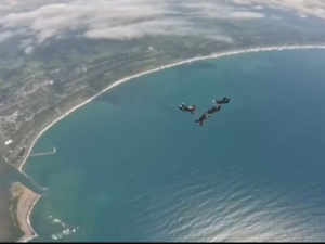 Berita duka bagi kita, dua atlet peserta Kejuaraan Daerah Terjung Payung 2025 di Jawa Barat, meninggal dunia. Diduga kuat, penyebabnya terjadi perubahan angiin kencang pada ketinggian 10.000 feet. Foto: asipirasidirect.com