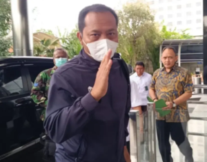 Diantara petugas kejaksan agung dan dikawal seorang bersegam TNI, Kasi Datun Kejaksaan Negeri HSU menyerakan diri ke KPK. Ia berhasil lolos dari tangkapan OPP setelah menabrak dan melarikan diri sejak 18 Desember 2025. Foto: Instagram@Rmol.id