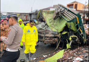 Tronton ini angkut 58 ton keramik dikemudikan Muhammad Adi Kurniawan (29) asal Jombang. Mengalami rem blong di perempatan pasar Kertek, Wonosobo, Jawa Tengah, Sabtu pagi, 27 Desember 2025. Foto: magelangeskpress.com