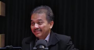 Roy Suryo bocorkan perilisan buku tentang Wapres Gibran Rakabuming. (YouTube/Bambang Widjojanto)