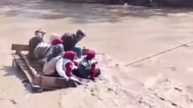 Relawan saat menyeberangi Sungai Kala Ili di Aceh Tengah hanya dengan rakit. (Instagram/keber_gayo)
