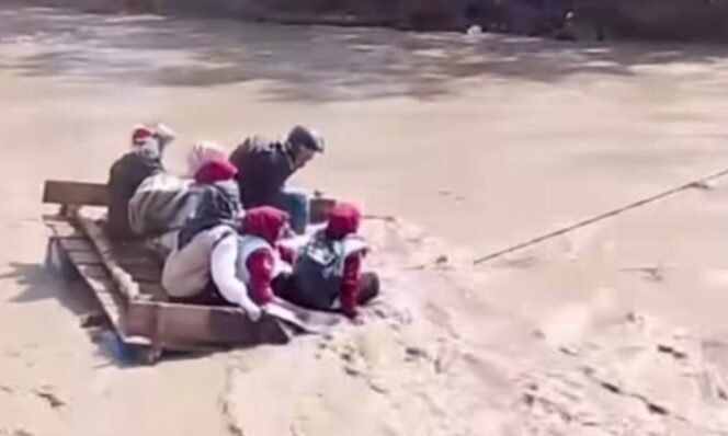 
					Relawan saat menyeberangi Sungai Kala Ili di Aceh Tengah hanya dengan rakit. (Instagram/keber_gayo)