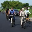 Sambil Gowes, Ning Ita Tinjau Proyek dan Kondisi Lingkungan.Ist