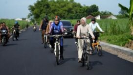 Sambil Gowes, Ning Ita Tinjau Proyek dan Kondisi Lingkungan.Ist
